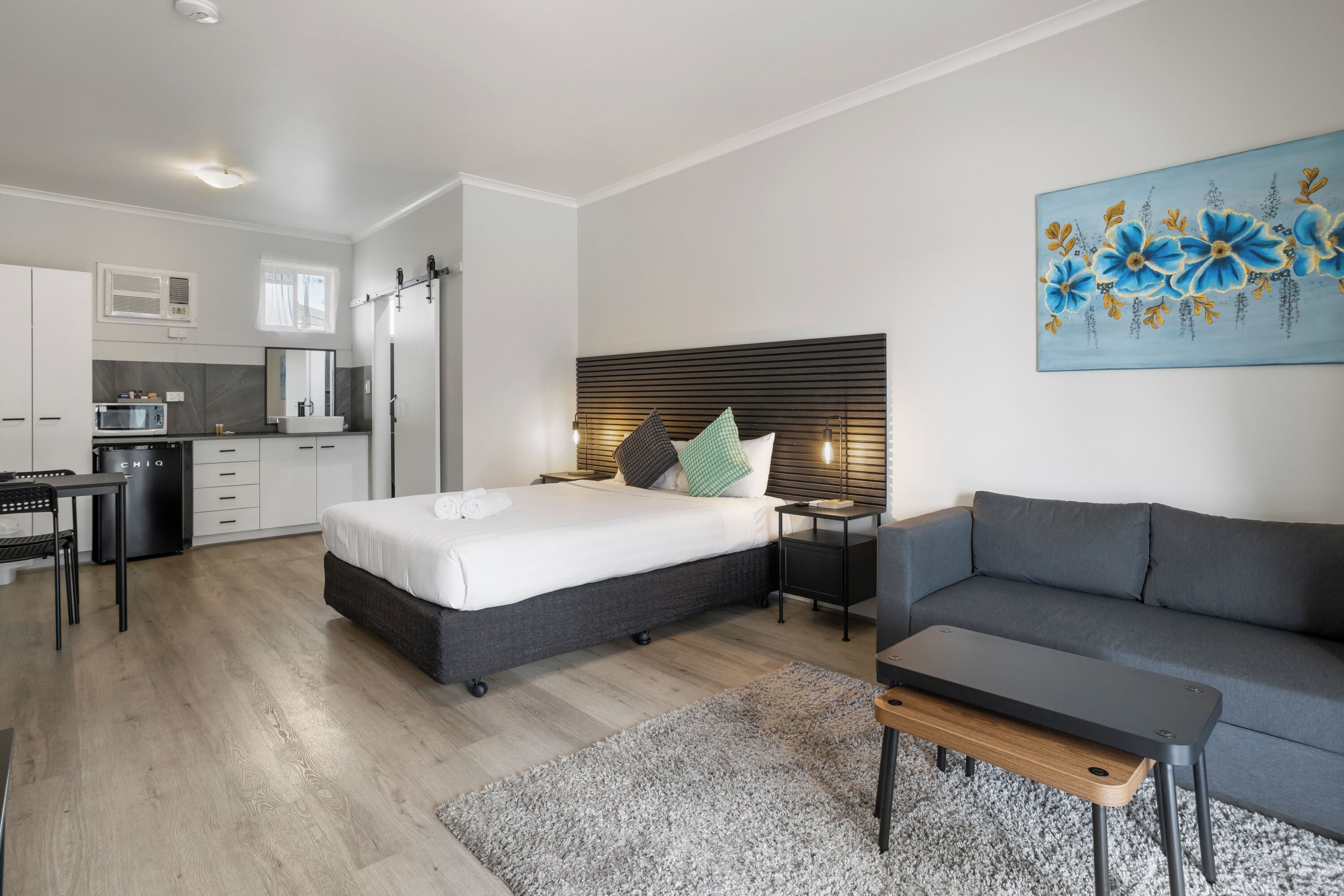 Premium Queen Room | Iron/ironing board, free WiFi, bed sheets