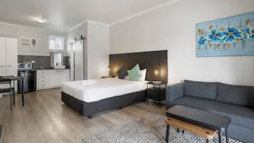 Premium Queen Room | Iron/ironing board, free WiFi, bed sheets