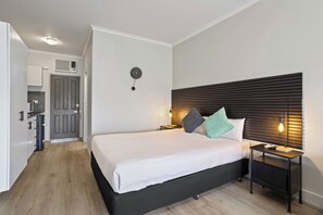 Premium Queen Room | Iron/ironing board, free WiFi, bed sheets - Carrum Downs Motel (Carrum Downs)