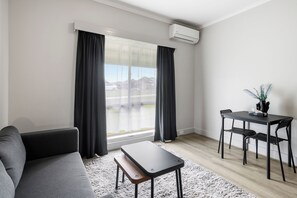 Premium-Zimmer, 1 Queen-Bett (Double Room) | Wohnbereich
