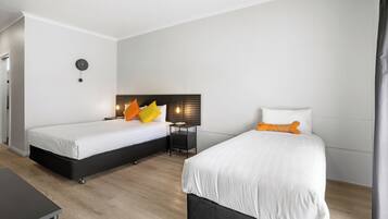 Double Room - Pet Friendly | Iron/ironing board, free WiFi, bed sheets