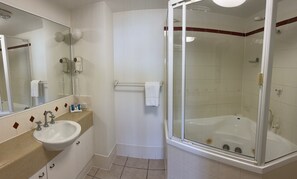 Bathroom - King's Row Holiday Apartments (Kings Beach)