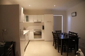 Refrigerador con freezer, microondas, cafetera/tetera