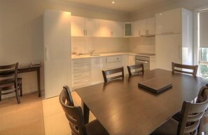 Suite estándar, varias habitaciones, no fumadores, cocina (3 Bedroom Apartment) | Cocina privada | Frigorífico grande, microondas, cafetera o tetera y hervidor eléctrico