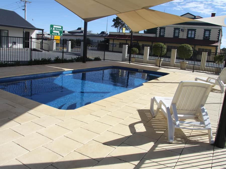 Una piscina al aire libre