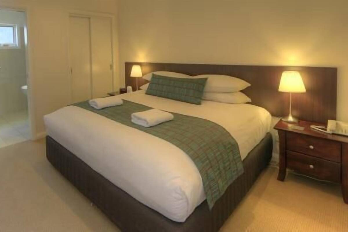 Premium bedding, minibar, soundproofing, iron/ironing board
