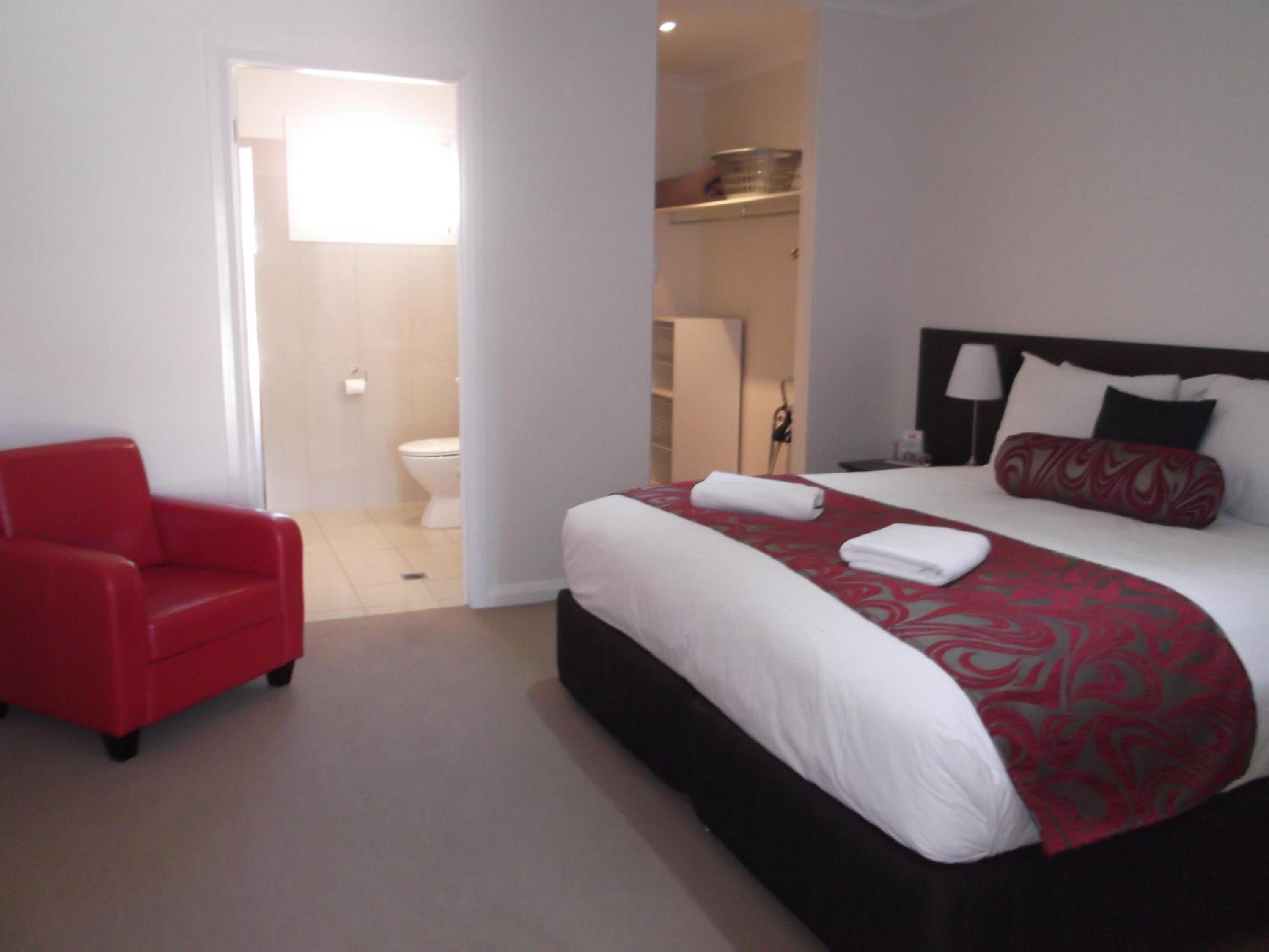 Ylelliset vuodevaatteet, minibaari, äänieristys, silitysrauta/-lauta