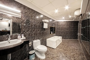 Family Room | Bathroom | Shower, free toiletries, hair dryer, bathrobes