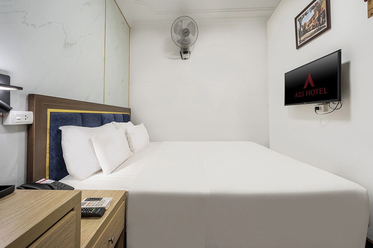 Economy Room | Minibar, in-room safe, blackout drapes, iron/ironing board