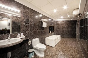 Ducha, artículos de tocador gratuitos, secador de pelo, batas