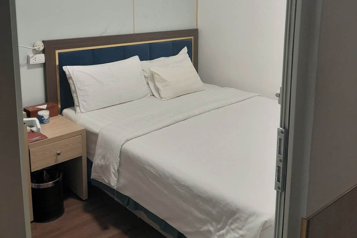 Economy Room | Minibar, in-room safe, blackout drapes, iron/ironing board