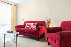 デラックス アパートメント 1 ベッドルーム キッチン (Apartment) | リビング エリア | 液晶テレビ