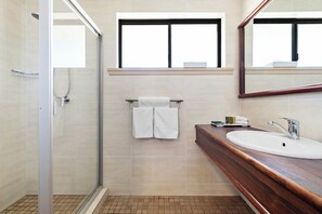 Executive-Zimmer | Badezimmer | Dusche, Haartrockner, Handtücher, Seife