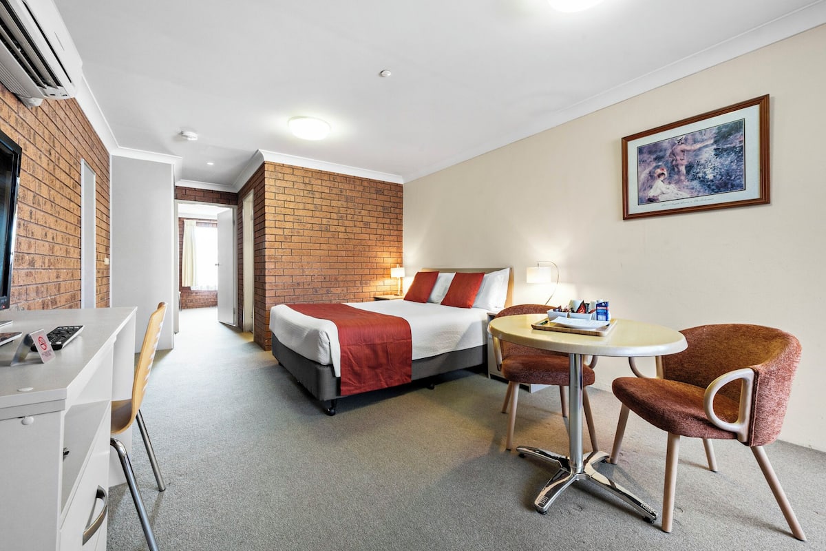 Family Apartment, 2 Bedrooms, Kitchenette (Family Unit) | 2 bedrooms, desk, iron/ironing board, free WiFi