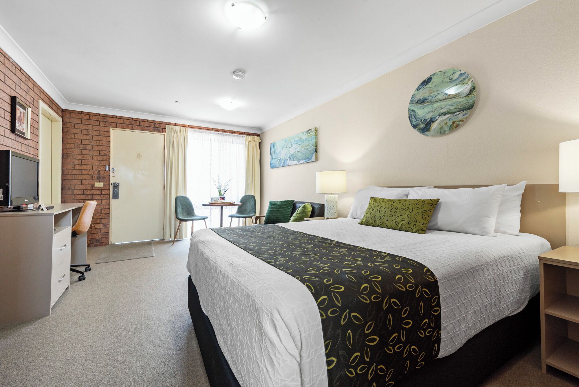 Classic Room (Queen) | Desk, iron/ironing board, free WiFi, bed sheets