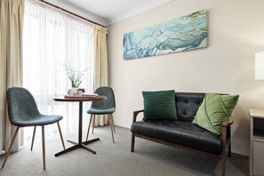 クラシック ルーム (Queen) | デスク、アイロン / アイロン台、WiFi (無料)、ベッドシーツ