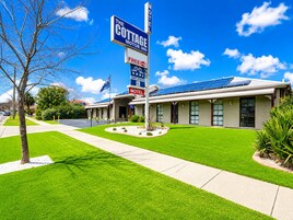 Un motel con un letrero que indica que es de propiedad privada y ofrece WiFi gratuito.