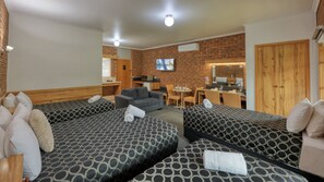 Suite familiar, 1 habitación | Área de sala de estar | Smart TV de 50 pulgadas con canales digitales y televisión 
