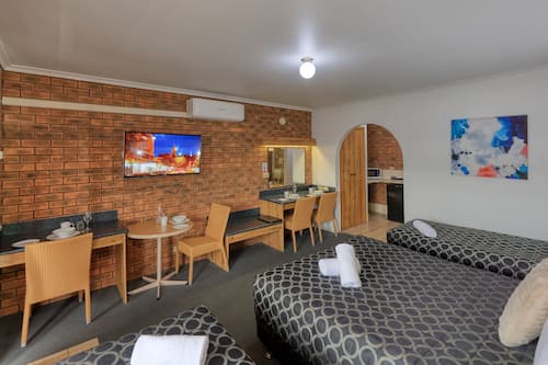 Family Room, 1 Bedroom | Private kitchen