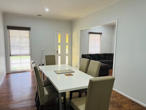 Een 50-inch smart-tv met digitale zenders en televisie