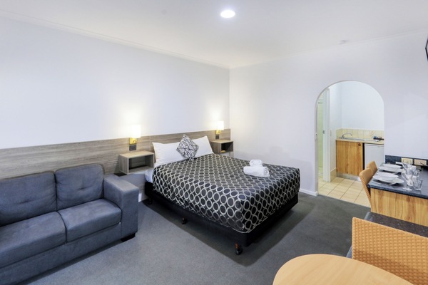 Standard Room (Queen)