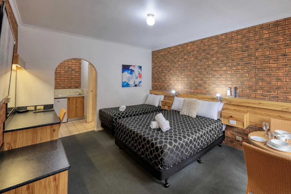 Twin Room | 1 bedroom, premium bedding, down duvets, Select Comfort beds