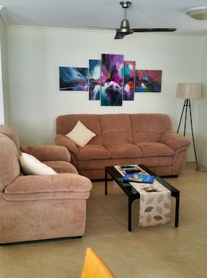 2 Bedroom Apartment - Pool View | Sala de estar | Televisión de pantalla plana y reproductor de DVD 