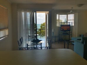 Apartemen, 2 kamar tidur, pemandangan laut | Makan di kamar