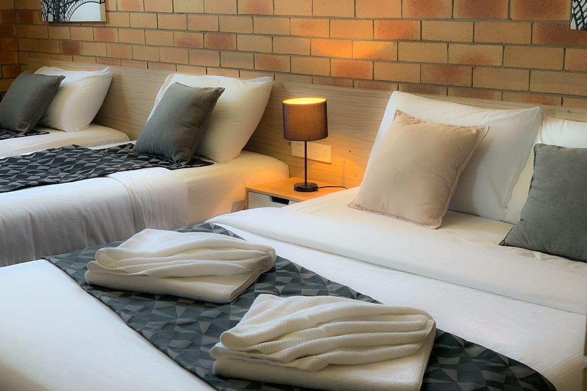 Kamar Keluarga | Meja kerja, tirai kedap cahaya, dan setrika/meja setrika