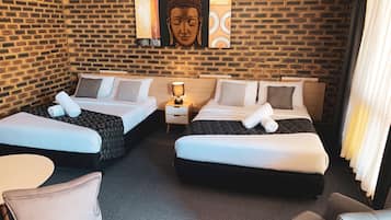 Twin kamer | Individueel gedecoreerd, individueel gemeubileerd, een bureau