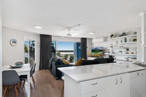 Apartment, 3 Bedrooms, Hot Tub, River View | Private kitchen