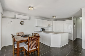 Full-size fridge, microwave, oven, stovetop - Reflections Holiday Apartments (Maroochydore)