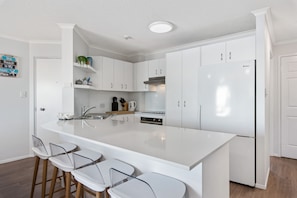 Apartment, 3 Bedrooms, Hot Tub, River View | Private kitchen