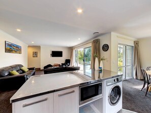 Three Bedroom Apartment | Soundproofing, iron/ironing board, free WiFi, bed sheets - Tasman Holiday Parks – Wanaka (Wanaka)
