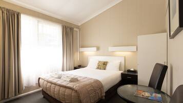 Tabla de planchar con plancha, wifi gratis y ropa de cama