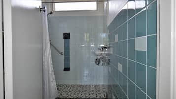 Un baño con ducha, inodoro y lavamanos.