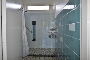 Shower, free toiletries, hair dryer, towels - Mittagong Motel (Mittagong)