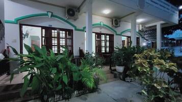 Economy dubbelrum | Utsikt mot trädgården