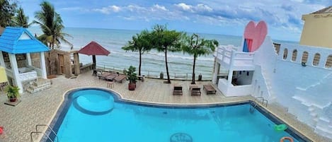 Familiekamer, uitzicht op zee | 1 slaapkamer, een minibar, een bureau, gratis wifi