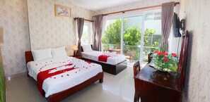 Triple Room, Seaside | Wohnbereich | 21-Zoll-Fernseher mit Kabelempfang