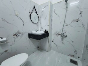 Economy Double Room | Bathroom | Shower, free toiletries, hair dryer, slippers