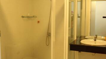 Regadera, amenidades de baño gratuitas, secadora de cabello, pantuflas