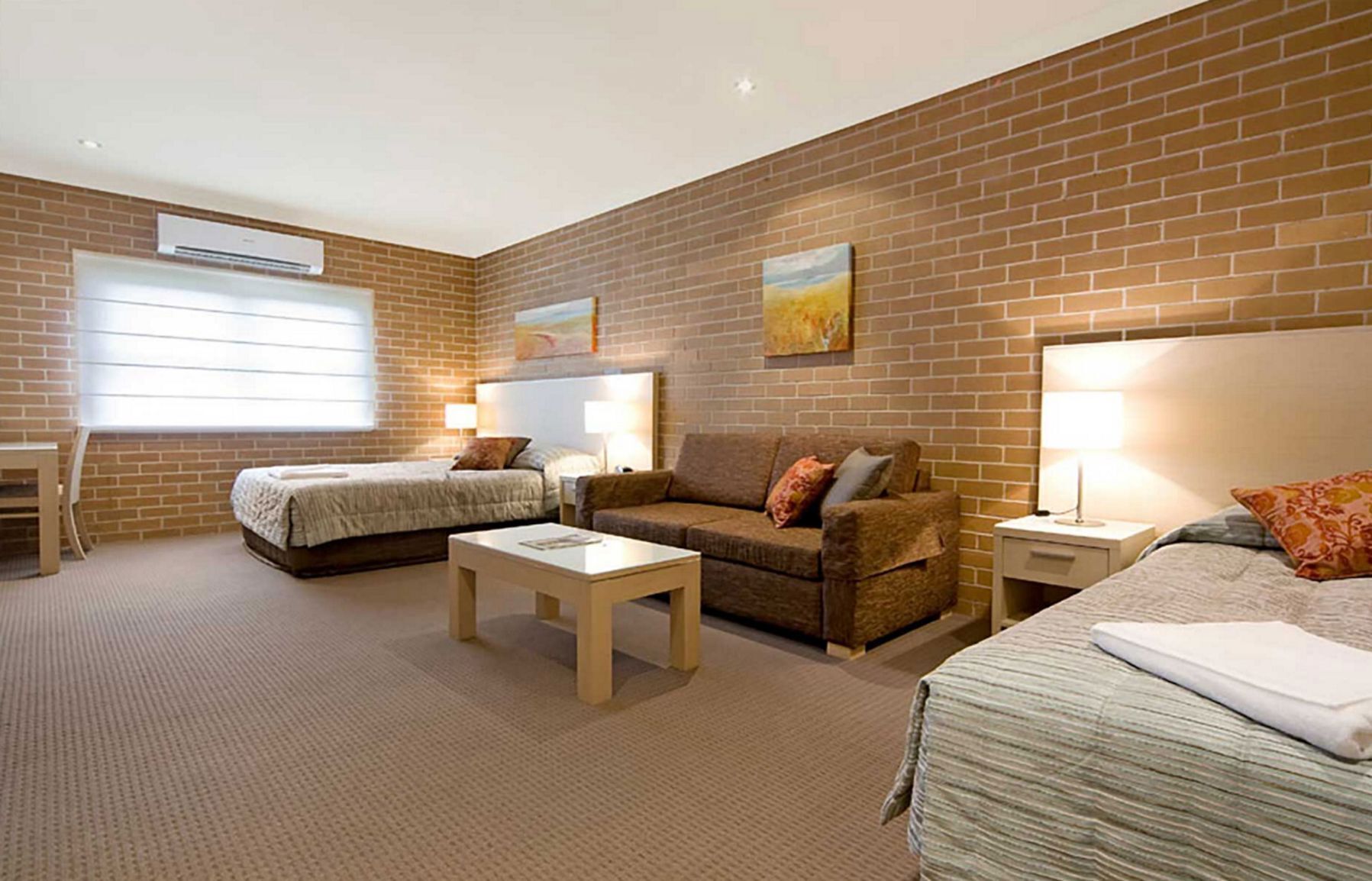 Escriptori, wifi gratuïta i roba de llit 