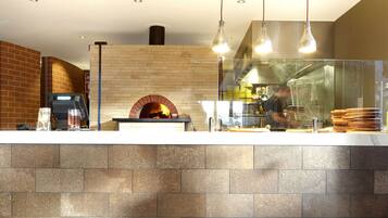 2 restaurants, lunch, dinner served; pizza