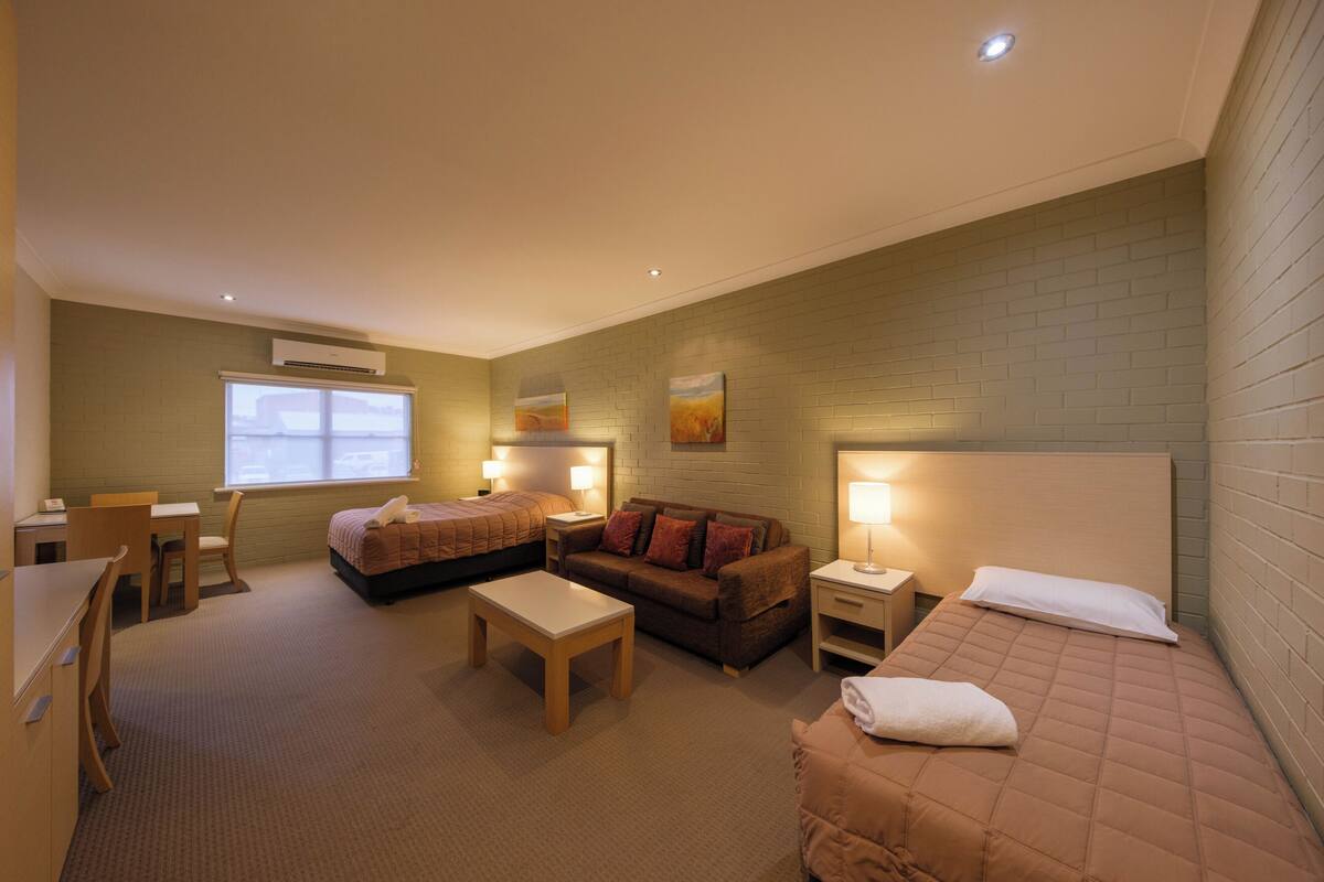 Standard Room, Non Smoking (Queen, Single & Foldout) | Desk, WiFi (free), bed sheets