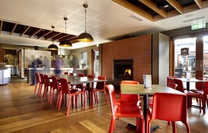 2 restaurants, lunch, dinner served; pizza - The Imperial Motel (Bowral)