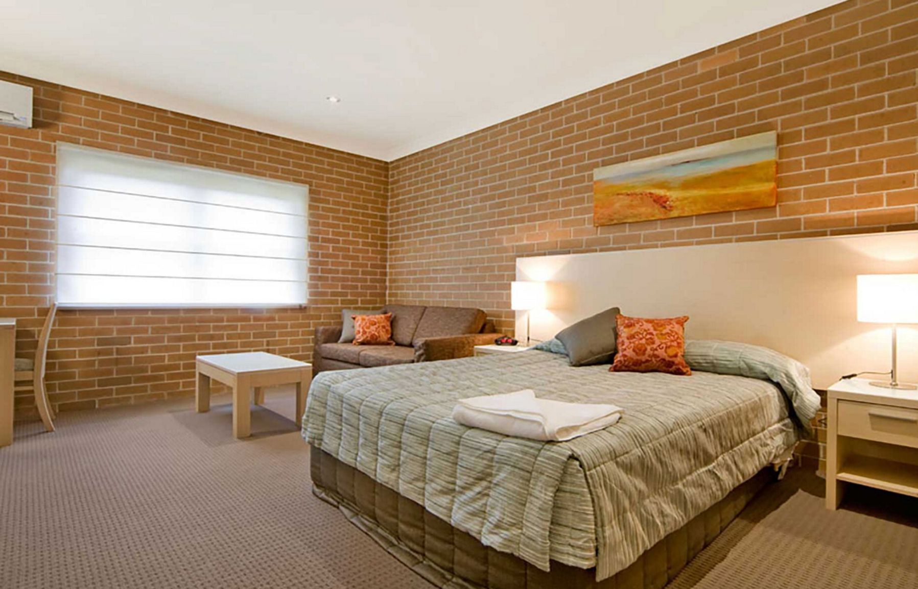 Escriptori, wifi gratuïta i roba de llit 