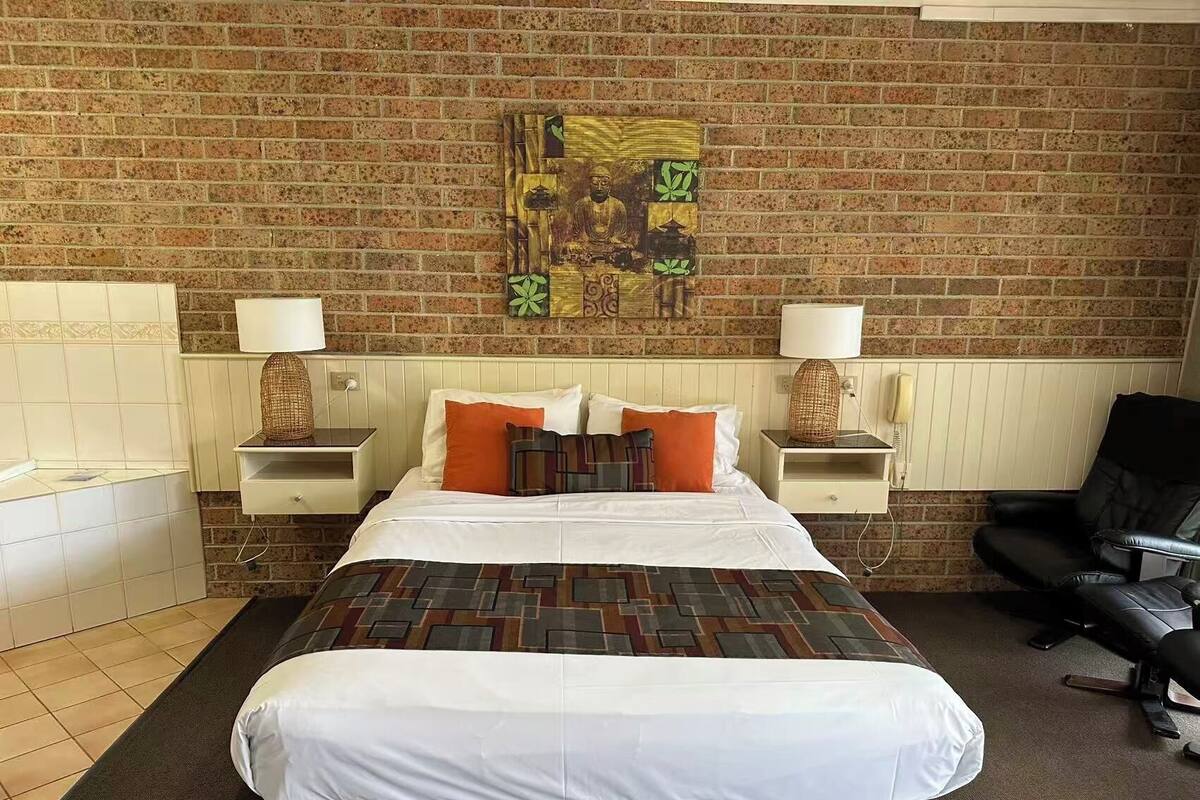 Standard Room, Non Smoking, Jetted Tub (Spa Suite) | Rollaway beds, free WiFi, bed sheets