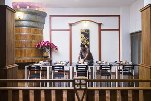 Cocina internacional con vista a la alberca 