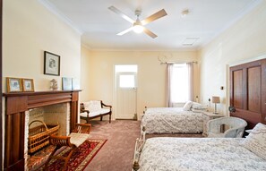 Kamar Double Keluarga | Setrika/meja setrika dan Wi-Fi gratis